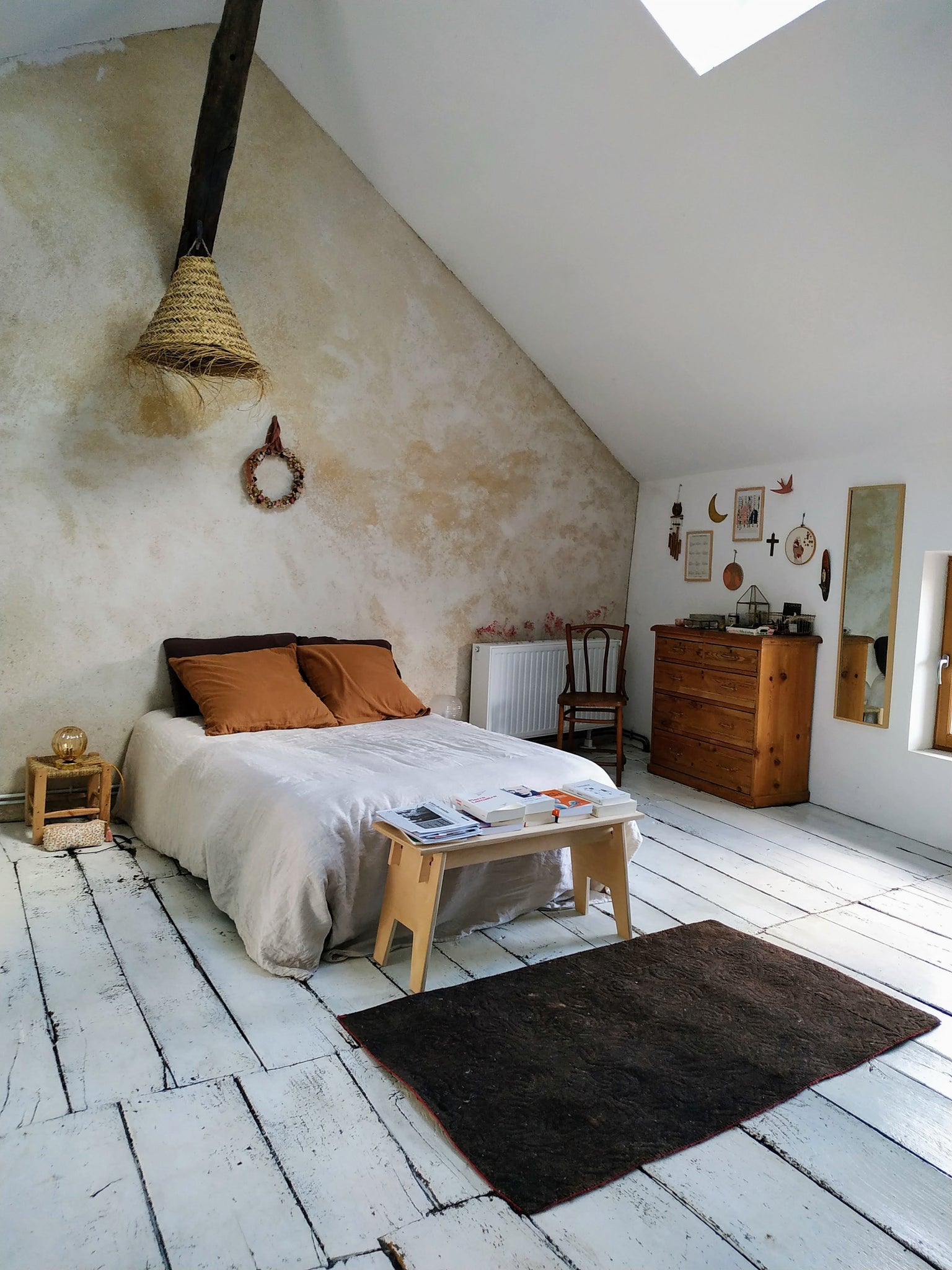 Un tapis de chambre d'adulte qui apaise, qui raconte, qui prend soin